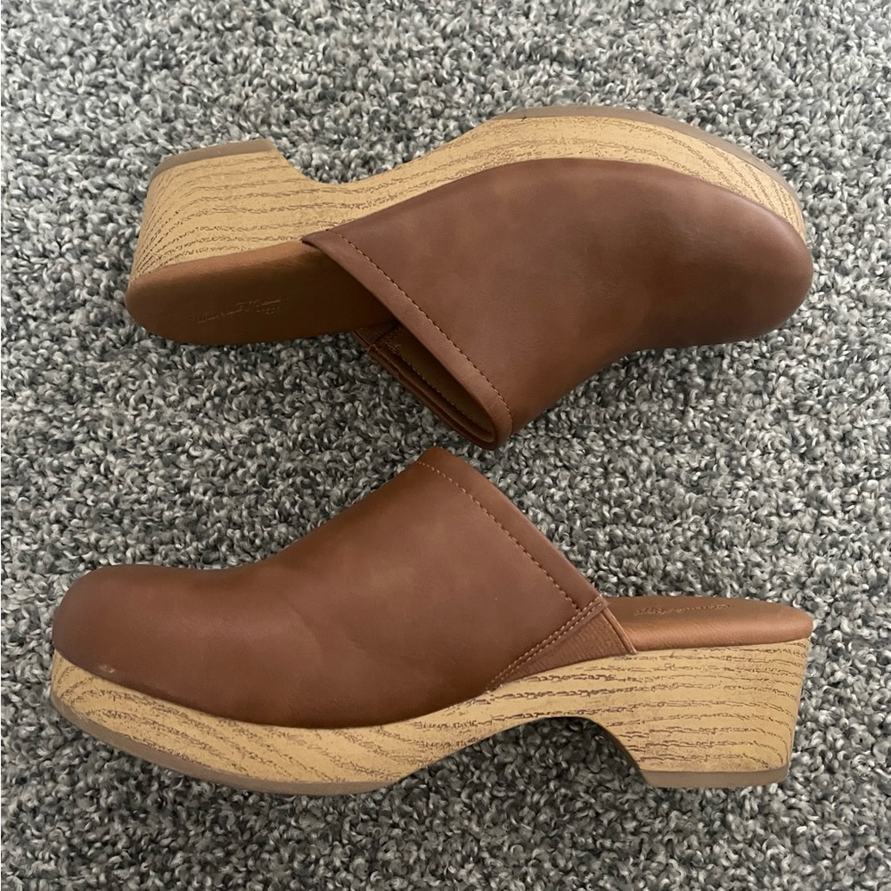 Universal Thread Tan Clogs